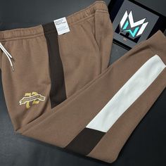 Nike Nsw Club Fleece Graphic Joggers Fq6157-256 Men’s 2xl Measurements Waist: 38 Inches Inseam: 29 Inches Length: 41 Inches Brown Cotton Sporty Joggers, Sporty Brown Streetwear Pants, Brown Cotton Joggers For Streetwear, Sporty Brown Joggers With Pockets, Sporty Brown Sweatpants For Winter, Nike Brown Sports Bottoms, Graphic Joggers, Nike Brown, Pants Nike