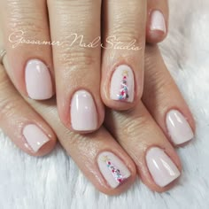 Christmas Nail Manicure, Pink Nails With Christmas Tree, Nude Nails With Christmas Design, Cnd Shellac Christmas Nails, Winter Nail Art Minimalist, Short Nude Christmas Nails, Simple Nail Art Christmas, Biab Nail Design Christmas, Minimal Christmas Nail Art