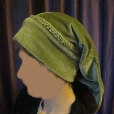 Follow the step by step instructions of how to make a Medieval Snood a hat for ladies that hid their hair and also kept their heads warm. T... Medieval Snood, Wizard Hats, Snood Pattern, Family Costume Ideas, Medieval Garb, Simple Clothes, Viking Clothing, Crafts Sewing Projects