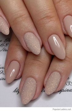 If you're looking for neutral nail designs, this post has them. These designs are done on acrylic nails, but you can be done on real nails. Ongles Beiges, Stars Nails, Neutral Nail Designs, Glitter Polish, Glitter Gradient, Nude Nail Designs, Colorful Nails, Smink Inspiration, White Polish