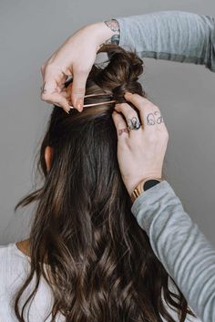 Hair Pin Hairstyle Ideas - how to use a hair pin #hairstyle Kristin Ess hair pin Half Up Hairstyles, Half Up Bun, Bun Pins, Half Ponytail, Hairstyle Bun, Athletic Hairstyles, French Hair