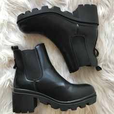 Size: 36 (EU) Brand: Unknown (Steve Madden knock-offs) Closure: None. Slip-on Condition: Pre-owned vintage excellent. Soles excellent. No scuffs anywhere, even on toes. Measurements: Heel to toe from exterior 9.5". Total height from back 7". Platform heel height from back 2.5". Chunky Platform Combat Boots For Fall, Grunge Chunky Platform Combat Boots For Fall, Black Grunge Style Platform Boots With Lug Sole, Casual Black Combat Boots With Chunky Design, Black Chunky Ankle Combat Boots, Black Chunky High-top Boots, Black Chunky High-top Platform Boots, Black Chunky Combat Boots For Winter, Black Medium Width Platform Boots For Streetwear