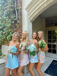 #homecoming #hocodress #minidresses #flowers Hoco Pictures Ideas, Homecoming Inspo, Hoco Pictures, Cute Friend Poses, Homecoming Poses, Hoco Pics, Prom Pictures Couples, Homecoming Pictures, Dress Homecoming