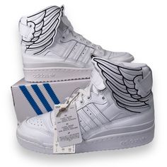 Brand: Adidas x Jeremy Scott Wings 4.0 "Cloud White" GX9445 Gender: Unisex (Sized in Men's) Color: Cloud White/Cloud White/Core Black Size: Men's 7 Women's 8 UK 6.5 EU 40 Condition: These shoes are new with tags and box. The lid of the box is missing. Please refer to all photos. Shipping Time: Your item ships within 1 Business day. Step into a world of style and innovation with the Adidas x Jeremy Scott Wings 4.0 "Cloud White" sneakers. Created in partnership with visionary fashion designer Jeremy Scott, these shoes are a testament to their iconic collaboration. The cloud white color scheme adds a touch of purity and elegance to this already legendary silhouette. Crafted with precision and quality, these sneakers boast a lightweight design that allows for effortless movement. Embrace the f Adidas Nmd R1 White, Visionary Fashion, Designer Sportswear, Color Cloud, Wing Shoes, White Core, Adidas Originals Mens, White Cloud, Jeremy Scott