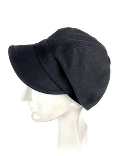 Black newsboy style cap in twill cotton fabric. Inspired by the early 20th century newspaper delivery boys. It has a large visor to protect from the sun. It can be used all year. The length of the visor is 6 centimeters. The interior is made of a very light cotton liningThe back of the cap has a small eco-leather belt to adjust the measurement up to three centimeters less. Cut and sewn on the bias, this cap adapts very well to the head due to its original pattern. For its production we use top q Classic Black Adjustable Cloche Hat, Black Fitted Baseball Cap With Short Brim, Classic Black Wool Cloche Hat, Vintage Black Baseball Cap For Winter, Classic Fitted Black Baseball Cap, Black Cotton Flat Cap, Retro Black Cotton Baseball Cap, Vintage Black Cotton Hat, Black Cotton Baseball Cap For Winter