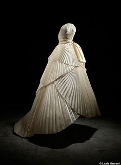 Dior Dress Couture, Dior Dress Elegant, Dior Archive, Cardboard Dress, Reawakening Fashion, Fluffy Dresses