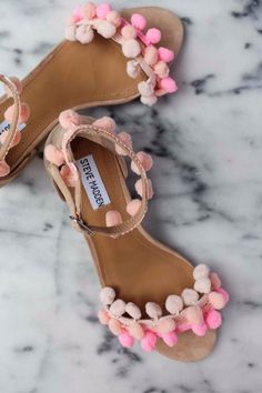 Veja Women, Pompon Diy, Shoe Makeover, Pom Pom Sandals, Diy Sandals, Shoes Spring, Slingbacks, Fabulous Shoes