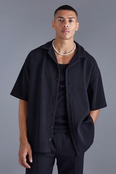 Womens Short Sleeve Revere Oversized Pleated Shirt - Black - L - This men's oversized shirt has versatility written all over it. Perfect for any occasion, this fashion-forward item has a slouchy fit for ultimate comfort. When it comes to putting an outfit together, this oversized shirt is easy. Match it with a plain tee, jeans and sneakers. For the warmer months, swap the jeans for shorts and sneakers for flip-flops. This men's oversized button-down shirt can be smart or casual, depending on you Oversized Shirt Men, Party Outfit Men, Black Outfit Men, Party Mode, Pleated Shirt, Upgrade Your Look, Be Smart, Cool Outfits For Men