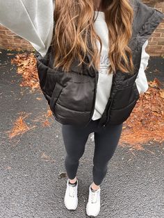 Cute Outfits Puffer Vest, Cute Outfits With A Black Vest, Outfits To Wear With A Black Vest, Sweatpants And Puffer Vest Outfit, Cute Outfits With Black Vest, Cute Black Vest Outfits, Cute Winter Outfits With Vest, Cute Outfits With Cropped Puffer Vest, Outfit Ideas With Black Vest