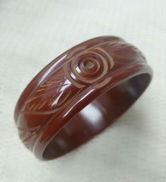 Vintage Chocolate Brown Carved Bakelite Catalin Bangle Bracelet TESTED Elegant Cheap Brown Bangle, Luxurious Gifts, Victorian Style Jewelry, Fabric Refresher, Circle Flower, Bakelite Bracelets, Vintage Chocolate, Purple Handbags, Bakelite Jewelry