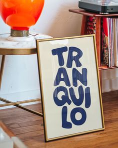 a sign that says tar an quii lo on it next to a chair and table