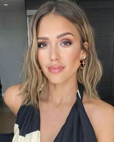 Jessica Alba Blonde, Jessica Alba Blonde Hair, Jessica Alba Short Hair, Blonde For Dark Skin, Jessica Alba Bob, Latina Short Hair, Short Hair Latina, Jessica Alba Hair Color, Jessica Alba Makeup