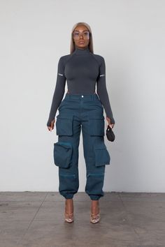 Classy Cargo Pants Outfit, Workshop Outfit, Cargo Pants Outfit Black Women, Prix Workshop, Looks Street Style, Streetwear Fashion Women, Looks Chic, Looks Style