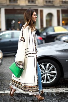 Best Street Style Paris Fashion Week - Image 77 Trenchcoat Outfit, Weekend Mode, Gala Gonzalez, Millennials Fashion, Mode Kimono, Fashion Week 2016, Mode Abaya, Moda Paris, Paris Fashion Week Street Style