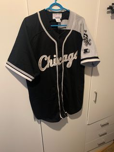 Starter Shirt Chicago White Sox Size M NBA Vintage Baseball Jersey Jersey Very good condition! Very good condition! Turns out big! White Sox Outfit, Vintage Baseball Jersey, Jersey Baseball, Baseball Jersey Men, Vintage Baseball, Thrift Stores, White Sock, Baseball Shirts, Baseball Jersey