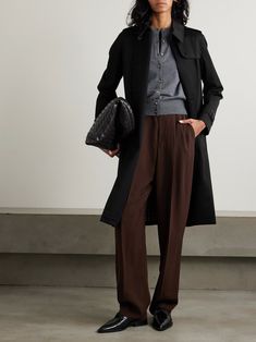 BURBERRY Kensington Long organic cotton-gabardine trench coat | NET-A-PORTER Androgynous Outfits, Burberry Trench, Androgynous Fashion, Burberry Women, Top Coat, Midnight Blue