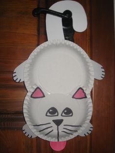 a paper plate with a cat face on it