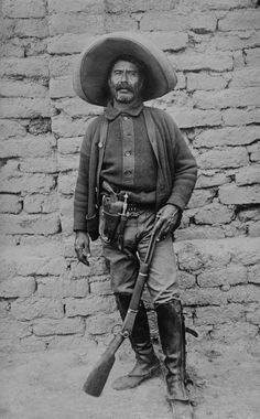 Peon Rebel Volunteer In The Mexican Revolution History Image 1 Old West Outlaws, Old West Photos, Mexican Revolution, Mexico History, Buch Design, American Frontier, Robert Doisneau