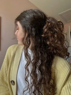 2B Hair: How to Maintain & Style this Hair Type – Svelte Magazine 2c Hair Styles, Wavy Half Up Half Down, Half Up Half Down Wavy Hair, Wavy Hair 2c, Half Up Half Down Hair Curly Hair, 2b 2c Hair, 2b Curly Hair, 2c Hairstyles, 2c Curls