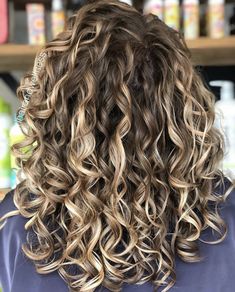 Curly Balayage Hair, Blonde Highlights Curly Hair, Dyed Curly Hair, Warm Scarves, Curly Hair Photos, Brunette Hair With Highlights, Blonde Curly Hair