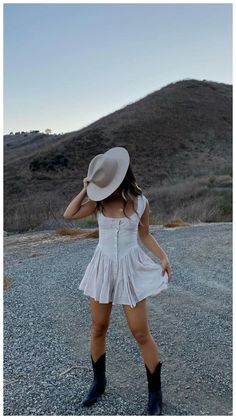 Cowboy Girl Outfits, Cowboy Boots Outfit Summer, Stampede Outfit, Black Cowboy Boots Outfit, Country Concert Outfit Ideas, Summer Boots Outfit, Cowboy Boots Outfit, Country Concert Outfits, Cowboy Boot Outfits