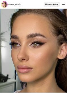 Makeup Look Brown Subtle Smokey Eye, Small Wing Makeup, Brown Soft Smokey Eye, Charlotte Tilbury Makeup Look Wedding, Party Natural Makeup, Warm Makeup Looks For Brown Eyes, Brown Smokey Liner, Brown Smokey Eyeliner, Elegant Makeup Looks