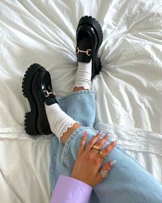 outfit, outfit idea, autumn, fall outfit, fashion, fashion 2023, elegant, elegant shoes, jewels, gold jewels, blue jeans, ootd, inspiration, outfits inspo Fashion Shoes Aesthetic, Fashionable Shoes Woman, Lofars Shoes Outfit, Cute Shoes To Wear With Dresses, Lufer Shoe Outfit, Lofers For Girl, Loferebi Shoes Outfit, Outfits For Loafers, Lofar Shoes Outfit