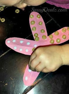 Making a starfish using cheerios and glue! #Starfish craft #ocean theme art project.  Cute and easy kids craft art project | http://www.sassydealz.com/2013/08/diy-make-starfish-using-cheerios-cheap.html Fish Art Projects For Kids, Paper Starfish, Ocean Theme Art, Starfish Craft, Ocean Classroom, Crafty Morning