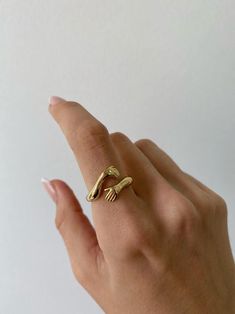 Hug Ring, Jewelry Photography Styling, Minimal Outfit, Bestie Gifts, Hand Ring, Birthday List, World One, Jewelry Photography, Cute Rings