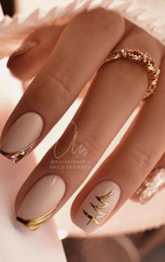 Nails With Gold, December Nails, Christmas Gel Nails, Christmas Nails Acrylic, New Year's Nails, Xmas Nails, Classy Nails, Chic Nails, Gold Nails