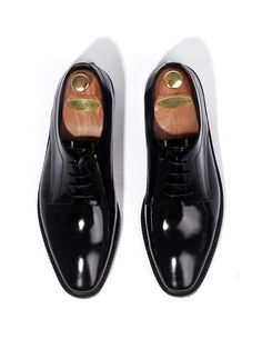 It is a classic derby shoes in sophisticated design. The straight shape, square toe at the tip, and clean silhouette makes a stylish shoes.- Glossy black box leather- Italian Casta sole- Straight fit Black Square Toe Oxfords For Business, Timeless Black Oxfords For Derby, Timeless Black Derby Shoes For Semi-formal Occasions, Luxury Square Toe Leather Shoes For Business, Elegant Black Square Toe Oxfords, Business Dress Shoes With Leather Sole And Square Toe, Classic Almond Toe Derby For Office, Timeless Black Semi-formal Derby, Sleek Patent Leather Dress Shoes For Derby