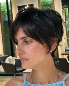 Cheekbone Length Bob, Brunette Pixie, Longer Pixie Haircut, Long Pixie Hairstyles, Pixie Cut Styles, Fine Straight Hair, Pixie Bob Haircut, Face Framing Bangs, Long Pixie Cuts