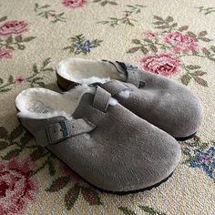 Only Worn Twice. Fit Smaller Due To The Shearling, I Am A Size 7.5 And The 40s Fit Me Perfectly. Super Comfy And Cute Birkenstock Clogs Grey, Birkenstock Clog, Birkenstock Clogs, The 40s, Christmas Board, Shoes Grey, Grey Suede, Birkenstock Shoes, Gray Suede