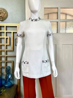 True Vintage 70s Small White Mod Short Sleeve Tunic Top With Pockets - Etsy White Stretch Tops With Pockets, Fitted Short Sleeve Tops With Pockets, Fitted Lined Casual Tops, Fitted White Tops With Pockets, White Fitted Tops With Pockets, Fitted White Top With Contrast Trim, White Fitted Top With Contrast Trim, Fitted Crew Neck Tops With Pockets, Lilli Ann