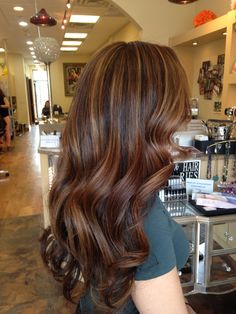 Dark And Light Brown Hair, Blowout Waves, Light Brown Hair With Highlights, Brown Auburn Hair, Best Hair Color Ideas, Cinnamon Hair, Highlights Ideas, Best Hair Color