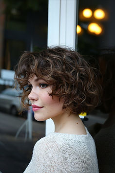 Woman with a voluminous layered jaw-length curly bob Hairstyle With Layers, Naturally Wavy Hair Cuts, Women With Curly Hair, Curly Bobs, Bob Haircut Curly, Wavy Haircuts, Natural Wavy Hair, Haircut Inspiration, Hairdos For Curly Hair