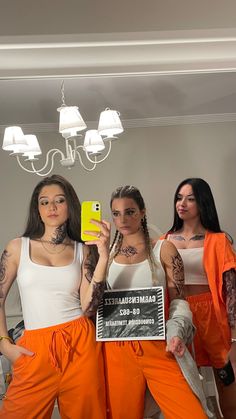 halloween costume prisoner jail Halloweenský Makeup, Classy Halloween Costumes, Bff Halloween Costumes, Best Friend Halloween Costumes