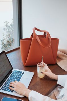 Laptop Bags Photography, Laptop Bag Photoshoot, Laptop Bag Photography, Photoshoot Bags Ideas, Handbag Lifestyle Photography, Totebag Photoshoot Ideas