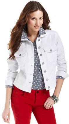 White jean jacket White Jean Jacket Outfits, Eclectic Wardrobe, Winter Jacket Outfits, Demin Jacket, Jean Jacket Outfits, Denim Jacket Outfit, Red Pants, White Jacket