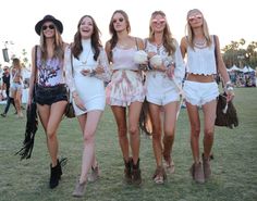 What to Wear to a Music Festival- Some outfit inspiration. Click to read more or re-pin for later Celebrity Coachella Outfits, Moda Coachella, Look Da Festival, Coachella Celebrities, Cozy Summer Outfits, Coachella 2016, Festival Outfit Inspiration, Coachella Music Festival