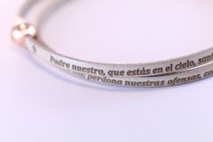 "La Oración del Padre Nuestro está inscrita con láser en nuestras pulseras de tres vueltas hecho de genuina cuero italiano. No se borrará como las versiones pintadas! La pulsera está acabada con nuestro exclusivo y fuerte cierre magnético y estampado \"Anima\" e \"Italia\". Cierre y amuletos son de bronce con una gruesa capa de chapado en oro rosa de 24k italiano. 100% libre de níquel Color en la primera foto \"Beige\". Elija un color en el menú desplegable. ¡Ahora ofrecemos \"Elige los charms\" Personalized White Engraved Bracelets, Personalized Engraved White Bracelet, Personalized Engraved White Bracelets, White Engraved Bracelets For Personalized Gift, White Engraved Adjustable Bracelet, White Adjustable Engraved Bracelets, Adjustable Engraved White Bracelets, Teddy Bear Doll, Lord's Prayer