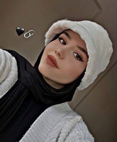 Cute Couple Outfits Swag, Bff Photography, Girl Shadow, Aesthetic Cool, Hijab Look, Arabian Women, Hijab Aesthetic, Cute Couple Outfits, Best Pose For Photoshoot