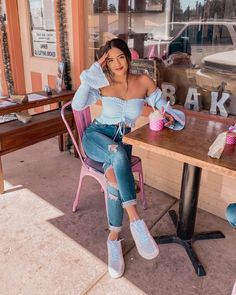 White Shorts Outfit, Girly Style Outfits, Outfits Con Jeans, Indian Saree Blouses Designs, Outfit Mujer, Foto Tips, Cute Lazy Outfits, Sitting Pretty, Lazy Outfits