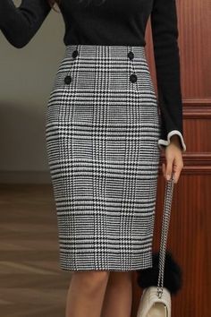 Styling A Plaid Skirt, Pencil Skirt Outfits Classy, Chic Skirt Outfits, Classic Fashion Looks, Skirts Plaid, Evening Dress Patterns, Classy Skirts, Chic Skirt, Old Outfits