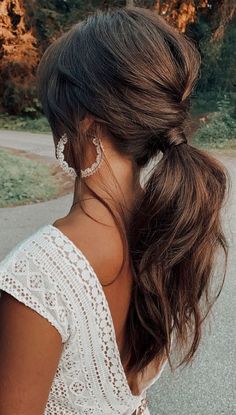 10 coletas de caballo elegantes para evitar el frizz en época de lluvia Braided Low Ponytail, Low Ponytails, Hairstyle Ponytail, Hairstyle Hoco, Guest Hair, Bridesmaid Hair Makeup, Hoco Hairstyles, Updo Hairstyle