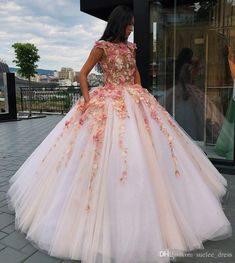 Unique Quinceanera Dresses, Floral Prom Dress Long, Formal Evening Dresses Long, Long Party Gowns, Robes D'occasion, Pink Ball Gown, Floral Prom Dresses, Prom Dresses With Pockets