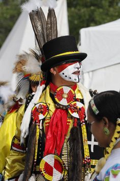 Native American Powwow, Pow Wow Dancers, Powwow Dancers, Soul Dancing, Chiefs Headdress, Native American Indian Tribes, Dog Soldiers, Couture Photography