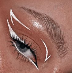 Euphoria Eyeliner Looks, Jules Eyeliner, Rue Makeup Euphoria, Euphoria Makeup Cassie, Euphoria Eyeliner, Jules Euphoria Makeup, Cassie Euphoria Makeup, Cat Eye Eyeliner Tutorial, Cassie Aesthetic