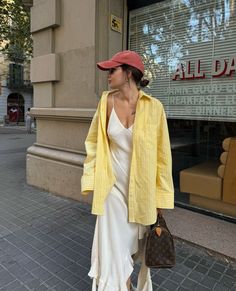 Dinner Outfit Casual, Latina Outfits, Fest Outfits, Striped Shirt Women, Business Casual Outfits For Work, Looks Party, Yellow Outfit, Dinner Outfit, Butter Yellow