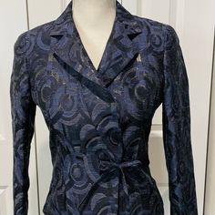 Max Mara Midnight Blue And Black Patterned Metallic Thread Jacket - Side Tie, Size 2- Made In Italy- Midnight Blue With Black Pattern, Metallic Threads Throughout, Single Side Closure With Tie, Long Sleeves, Notched Collar, Fabric: 38% Poly, 26% Viscose, 25% Acetate, 11% Linen. Lining Is 100% Polyester Shoulders 14", Sleeves 23", Bust 32", Length 21", Waist 28" Excellet Condition - No Wear Luxury Jacquard Long Sleeve Outerwear, Single-breasted Jacquard Outerwear With Long Sleeves, Notched Collar, Metallic Thread, Blue And Black, Black Pattern, Max Mara, Midnight Blue, Blazer Suit